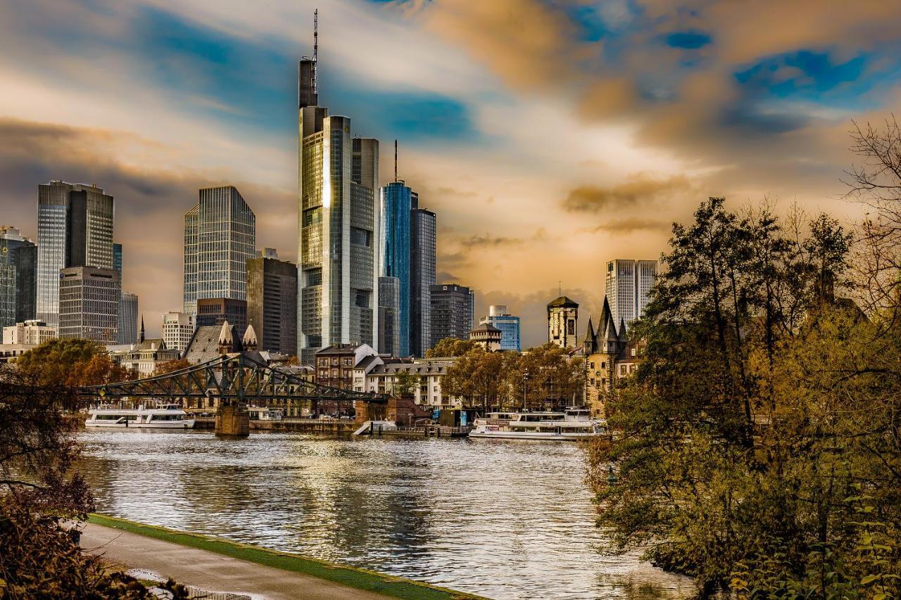 Ramada By Wyndham Frankfurt Station Hotel 3*